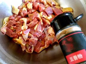 鸡丁放盆中，加入五香粉。