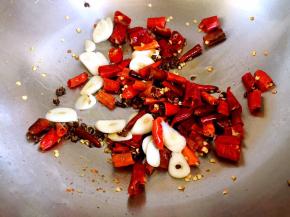 锅内放少许油烧热，放入蒜片、辣椒段、麻椒爆香。