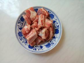 猪排斩成小块，泡清水20分钟，去除血水后洗净控干。