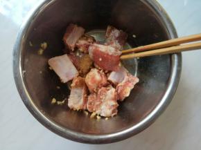 姜切末，加入猪排中，加五香粉、盐拌匀，腌制1小时。