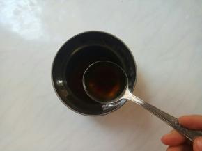 调制糖醋汁，家用普通吃饭小汤勺，料酒：酱油：白糖：米醋=1：2：3：4的比例，顺序别记错。