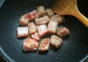 热油下猪排，翻炒断生变色。