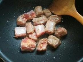 热油下猪排，翻炒断生变色。