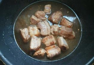 添入沒过猪排的清水，盖盖，中火烧制。