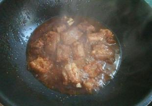 20多分钟时，开盖大火收汁，注意收汁渐浓时，勤翻动猪排，使酱汁裹匀别糊底。