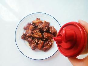 出锅盛盘，撒芝麻。