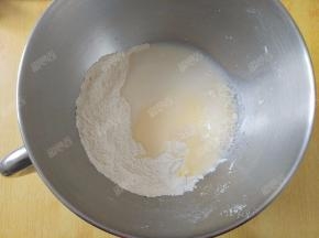 放入除黄油以外的湿性材料