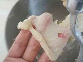 揉面至能拉出半透明比较有弹性的膜