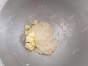 加入软化的黄油
