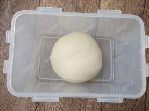 将面团滚圆进行第一次发酵