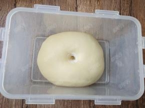 室温发酵至约两倍，食指沾面粉插入面团底部，洞洞不回缩不反弹