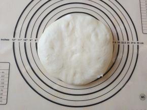 发酵好的面团倒出排气