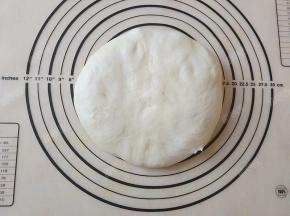 发酵好的面团倒出排气