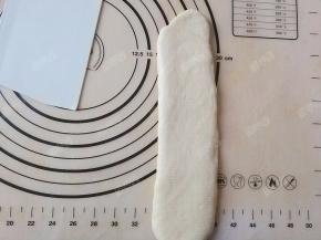 将松弛好的卷卷再次擀成长条