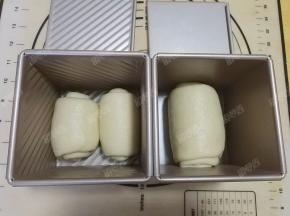 底朝下同一个方向放入吐司盒中