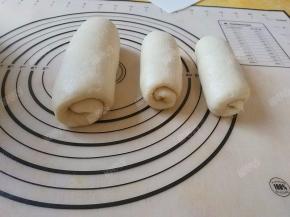 做好所有的卷卷，底朝下继续盖保鲜膜室温松弛20分钟左右