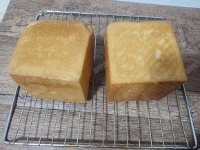 烘烤结束后马上取出，轻震一下，脱模侧放在网架上，表皮晾至手温时密封保存