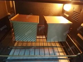 放入预热好的烤箱开始烘烤。180度上下火，30分钟