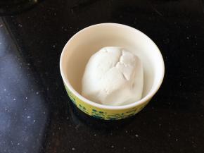 加适当的温水把糯米粉揉成一个团子，稍微醒发十分钟