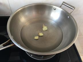 锅里注入两小碗清水加两块拍破的姜一起烧开