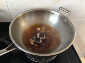 烧开后放两块红糖一起煮化，小火煮五分钟