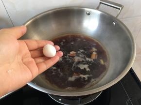 把团子一个个搓成小汤圆，放进锅里小火煮开