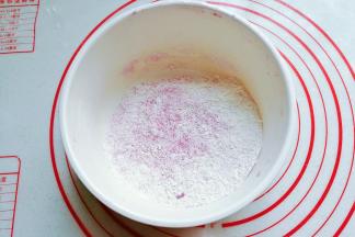 称好面粉，加入紫薯粉和白糖；