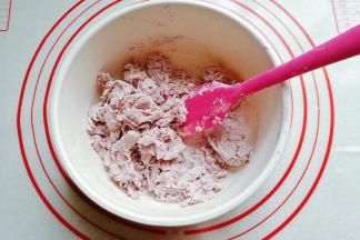 酵母用温水化开，倒入面粉中先拌成棉絮状；