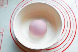 然后揉成光滑的面团，盖保鲜膜发酵；