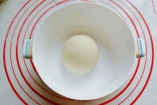 白色面团也按上面方法揉好，也盖上保鲜膜发酵；