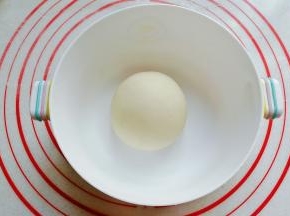白色面团也按上面方法揉好，也盖上保鲜膜发酵；
