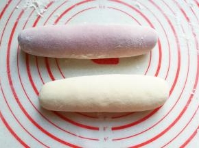 发酵好的两种面团取出挤压排气，然后滚成圆柱状；