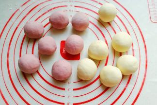 再分成均匀的小剂子，搓成圆面团；