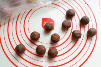 取适量豆沙馅，也捏成均匀的豆沙团；