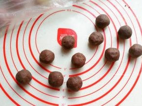 取适量豆沙馅，也捏成均匀的豆沙团；