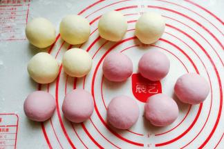 依次包完所有的豆沙馅，收口处朝下摆放；