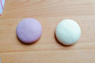 取包好的豆沙包，用手稍微轻轻按压一下；