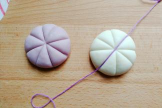 然后用粗点的线如图压出花纹，很简单压米字花纹；