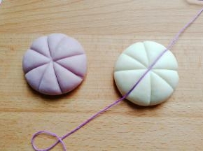 然后用粗点的线如图压出花纹，很简单压米字花纹；
