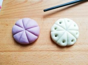 接着用筷子在四周压出小圆孔；