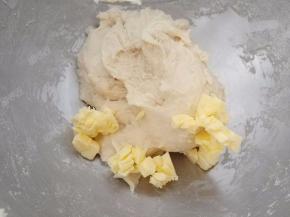 面团揉至粗膜状态，加入黄油