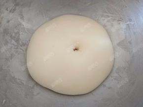 发酵至手指蘸粉不回缩不塌陷