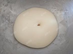 发酵至手指蘸粉不回缩不塌陷