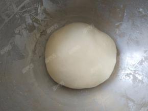 揉好的面团滚圆，盖保鲜膜放在温暖处进行基础发酵