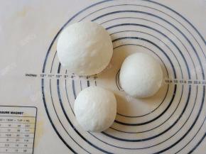 将面团均分为两等份，然后取其中一份再次一分为二，共三个面团，滚圆后盖保鲜膜松弛20分钟