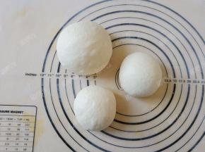 将面团均分为两等份，然后取其中一份再次一分为二，共三个面团，滚圆后盖保鲜膜松弛20分钟