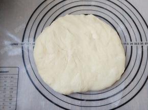 将发酵好的面团取出，轻轻按压排气