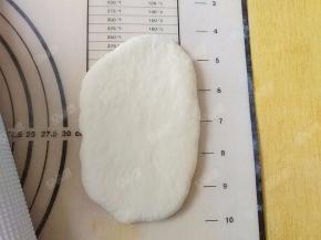 取一个松弛好的面团，椭成牛舌状