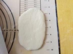 取一个松弛好的面团，椭成牛舌状