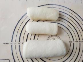 将三个面团全部卷好后盖保鲜膜继续松弛20分钟